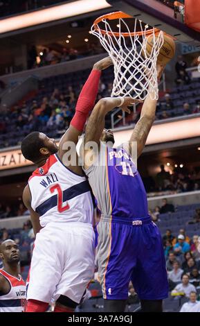 16. März 2013: Washington, DC, USA - Phoenix Suns Power Stürmer Markieff Morris (11) wird von Washington Wizards Point Guard John Wall (2) während der ersten Spielhälfte im Verizon Center in Washington, D.C. am Samstag, den 16. März 2013 angegriffen. (Bild: © Harry E. Walker/MCT/ZUMAPRESS.com) Stockfoto