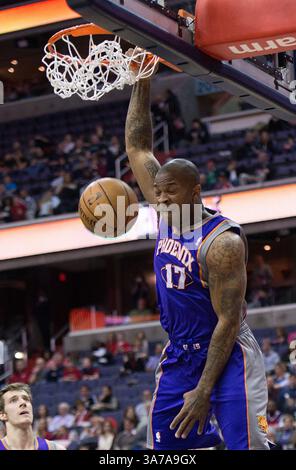 16. März 2013: Washington, DC, USA - Phoenix Suns macht Markieff Morris (11) Slam Ddunks gegen die Washington Wizards während der ersten Spielhälfte im Verizon Center in Washington, D.C. am Samstag, den 16. März 2013. (Bild: © Harry E. Walker/MCT/ZUMAPRESS.com) Stockfoto