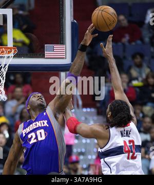 16. März 2013 – Washington, DC, USA – Phoenix Suns Center Jermaine O’Neal (20) blockiert den Schuss des Washington Wizards Center Nene (42) während der ersten Hälfte des Spiels im Verizon Center in Washington, D.C. am Samstag, 16. März 2013. (Bild: © Harry E. Walker/MCT/ZUMAPRESS.com) Stockfoto