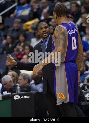 16. März 2013 – Washington, DC, USA – Phoenix Suns Head Coach Lindsey Hunter spricht mit Michael Beasley (0) während der ersten Hälfte des Spiels gegen die Washington Wizards im Verizon Center in Washington, D.C. am Samstag, den 16. März 2013. (Bild: © Harry E. Walker/MCT/ZUMAPRESS.com) Stockfoto