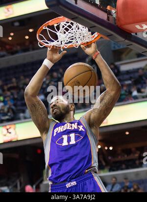 16. März 2013: Washington, DC, USA - Phoenix Suns macht Markieff Morris (11) Slam Ddunks gegen die Washington Wizards während der ersten Spielhälfte im Verizon Center in Washington, D.C. am Samstag, den 16. März 2013. (Bild: © Harry E. Walker/MCT/ZUMAPRESS.com) Stockfoto