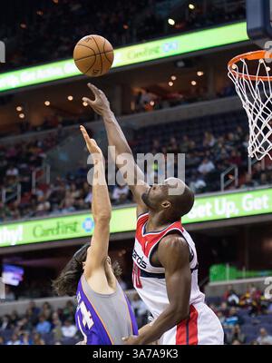 16. März 2013 – Washington, DC, USA – Washington Wizards Center Emeka Okafor (50) blockiert den Schuss von Phoenix Suns Power Forward Luis Scola (14) während der ersten Hälfte des Spiels im Verizon Center in Washington, D.C. am Samstag, 16. März 2013. (Bild: © Harry E. Walker/MCT/ZUMAPRESS.com) Stockfoto