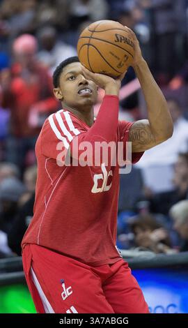 16. März 2013 – Washington, DC, USA – der Shooting Guard Bradley Beal (3) der Washington Wizards wärmt sich vor Beginn der zweiten Hälfte ihres Spiels gegen die Phoenix Suns, die am Samstag, den 16. März 2013 im Verizon Center in Washington, D.C. gespielt wurden. (Bild: © Harry E. Walker/MCT/ZUMAPRESS.com) Stockfoto