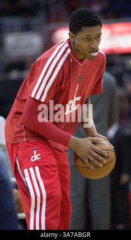 16. März 2013 – Washington, DC, USA – der Shooting Guard Bradley Beal (3) der Washington Wizards wärmt sich vor Beginn der zweiten Hälfte ihres Spiels gegen die Phoenix Suns, die am Samstag, den 16. März 2013 im Verizon Center in Washington, D.C. gespielt wurden. (Bild: © Harry E. Walker/MCT/ZUMAPRESS.com) Stockfoto