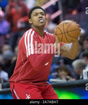 16. März 2013 – Washington, DC, USA – der Shooting Guard Bradley Beal (3) der Washington Wizards wärmt sich vor Beginn der zweiten Hälfte ihres Spiels gegen die Phoenix Suns, die am Samstag, den 16. März 2013 im Verizon Center in Washington, D.C. gespielt wurden. (Bild: © Harry E. Walker/MCT/ZUMAPRESS.com) Stockfoto