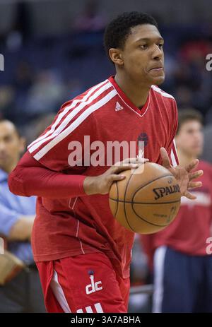 16. März 2013 – Washington, DC, USA – der Shooting Guard Bradley Beal (3) der Washington Wizards wärmt sich vor Beginn der zweiten Hälfte ihres Spiels gegen die Phoenix Suns, die am Samstag, den 16. März 2013 im Verizon Center in Washington, D.C. gespielt wurden. (Bild: © Harry E. Walker/MCT/ZUMAPRESS.com) Stockfoto