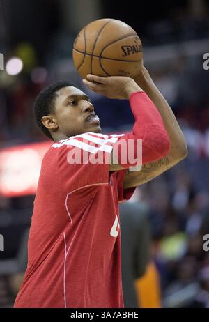 16. März 2013 – Washington, DC, USA – der Shooting Guard Bradley Beal (3) der Washington Wizards wärmt sich vor Beginn der zweiten Hälfte ihres Spiels gegen die Phoenix Suns, die am Samstag, den 16. März 2013 im Verizon Center in Washington, D.C. gespielt wurden. (Bild: © Harry E. Walker/MCT/ZUMAPRESS.com) Stockfoto