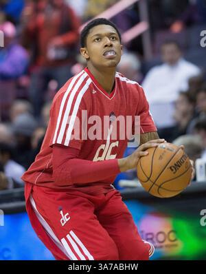 16. März 2013 – Washington, DC, USA – der Shooting Guard Bradley Beal (3) der Washington Wizards wärmt sich vor Beginn der zweiten Hälfte ihres Spiels gegen die Phoenix Suns, die am Samstag, den 16. März 2013 im Verizon Center in Washington, D.C. gespielt wurden. (Bild: © Harry E. Walker/MCT/ZUMAPRESS.com) Stockfoto