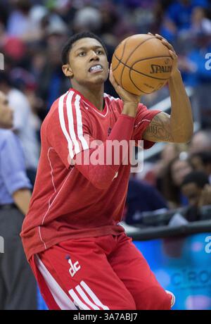 16. März 2013 – Washington, DC, USA – der Shooting Guard Bradley Beal (3) der Washington Wizards wärmt sich vor Beginn der zweiten Hälfte ihres Spiels gegen die Phoenix Suns, die am Samstag, den 16. März 2013 im Verizon Center in Washington, D.C. gespielt wurden. (Bild: © Harry E. Walker/MCT/ZUMAPRESS.com) Stockfoto