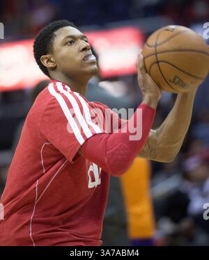 16. März 2013 – Washington, DC, USA – der Shooting Guard Bradley Beal (3) der Washington Wizards wärmt sich vor Beginn der zweiten Hälfte ihres Spiels gegen die Phoenix Suns, die am Samstag, den 16. März 2013 im Verizon Center in Washington, D.C. gespielt wurden. (Bild: © Harry E. Walker/MCT/ZUMAPRESS.com) Stockfoto
