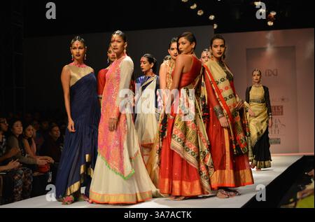 NEW DELHI, INDIEN – 17. MÄRZ: Models präsentieren Kreationen des Designers Vaishali S während der Wills Lifestyle Fashion Week 2013 in New Delhi am 17. März 2013. (Kreditbild: © India Today/ZUMAPRESS.com) Stockfoto