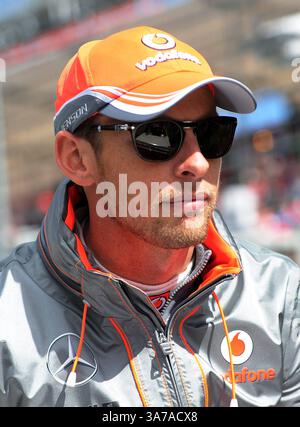 17. März 2013 – Melbourne, Victoria, Australien – Jensen Button (GBR) von Vodafone McLaren Mercedes fuhr den Mercedes-Benz FO 108F während der Fahrerparade am vierten Tag des Formel-1-Grand Prix 2013 in Melbourne, Australien. (Kreditbild: © Theo Karanikos/ZUMAPRESS.com) Stockfoto