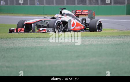 17. März 2013 – Melbourne, Victoria, Australien – Jensen Button (GBR) von Vodafone McLaren Mercedes fuhr den Mercedes-Benz FO 108F am vierten Tag des Formel-1-Grand Prix 2013 in Melbourne, Australien. (Kreditbild: © Theo Karanikos/ZUMAPRESS.com) Stockfoto