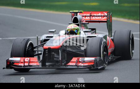 17. März 2013 – Melbourne, Victoria, Australien – Sergio Perez (MEX) von Vodafone McLaren Mercedes fuhr am vierten Tag des Formel-1-Grand Prix 2013 in Melbourne, Australien mit dem Mercedes-Benz FO 108F. (Kreditbild: © Theo Karanikos/ZUMAPRESS.com) Stockfoto