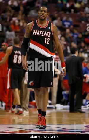 18. März 2013: LaMarcus Aldridge (12) spielt im NBA-Spiel zwischen den Portland Trail Blazers und den Philadelphia 76ers im Wells Fargo Center in Philadelphia, Pennsylvania. Die Philadelphia 76ers schlagen die Portland Trail Blazers, 101-100.(Bild: © Chris Szagola/Cal Sport Media/ZUMAPRESS.com) Stockfoto