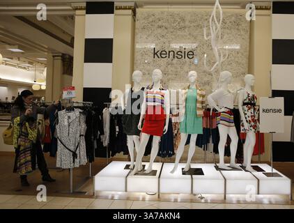 19. April 2013 – Chicago, IL, USA – Macy's experimentiert mit bekannten Marken wie Taylor Swift's Keds, Freitag, 19. April 2013. (Kreditbild: © Abel Uribe/MCT/ZUMAPRESS.com) Stockfoto