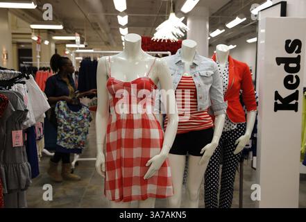 19. April 2013 – Chicago, IL, USA – Macy's experimentiert mit bekannten Marken wie Taylor Swift's Keds, Freitag, 19. April 2013. (Kreditbild: © Abel Uribe/MCT/ZUMAPRESS.com) Stockfoto