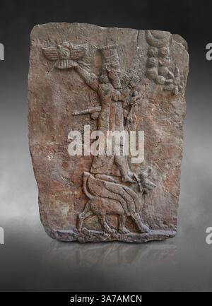 Antike neo-assyrische Gipsreliefplatte, die den assyrischen Gott Ashur darstellt. Ashur, 7. Jh. v. Chr. Pergamonmuseum Berlin. Stockfoto