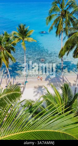 Dieses Luftbild fängt das türkisfarbene Wasser der Koh Kood Inseln, unberührte Strände und Palmen ein und schafft ein idyllisches tropisches Paradies für Entspannung und Erkundung in Thailand Stockfoto