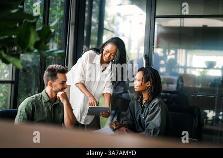 Team aus Spezialisten für Industriedesign und Softwareentwicklern, die im Büro diskutieren Stockfoto