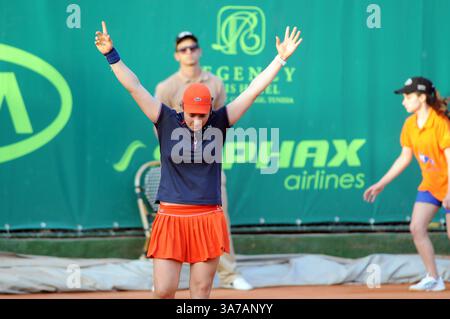 27. April 2013 - Tunis, Tunesien - Ons Jabeur (tun) im Finale des Internationalen Tennis-Turniers in Tunis. Tunesier Ons Jabeur gewann das Internationale Tennis-Turnier „Nana Trophy Tour“ mit 25.000 Dollar, indem er leicht gegen die Spanierin Sara Sorribes Tormo (Weltklassifikation 542) mit 6-3,6-2 gewann. (Bild: © Chokri Mahjoub/ZUMAPRESS.com) Stockfoto