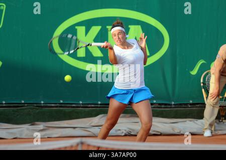 27. April 2013 - Tunis, Tunesien - Sara Sorribes Tormo (ESP) beim Finale des Internationalen Tennis-Turniers in Tunis. Tunesier Ons Jabeur gewann das Internationale Tennis-Turnier „Nana Trophy Tour“ mit 25.000 Dollar, indem er leicht gegen die Spanierin Sara Sorribes Tormo (Weltklassifikation 542) mit 6-3,6-2 gewann. (Bild: © Chokri Mahjoub/ZUMAPRESS.com) Stockfoto
