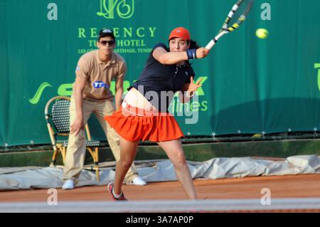 27. April 2013 - Tunis, Tunesien - Ons Jabeur (tun) im Finale des Internationalen Tennis-Turniers in Tunis. Tunesier Ons Jabeur gewann das Internationale Tennis-Turnier „Nana Trophy Tour“ mit 25.000 Dollar, indem er leicht gegen die Spanierin Sara Sorribes Tormo (Weltklassifikation 542) mit 6-3,6-2 gewann. (Bild: © Chokri Mahjoub/ZUMAPRESS.com) Stockfoto