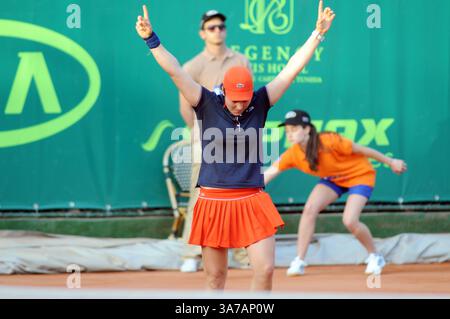 27. April 2013 - Tunis, Tunesien - Ons Jabeur (tun) im Finale des Internationalen Tennis-Turniers in Tunis. Tunesier Ons Jabeur gewann das Internationale Tennis-Turnier „Nana Trophy Tour“ mit 25.000 Dollar, indem er leicht gegen die Spanierin Sara Sorribes Tormo (Weltklassifikation 542) mit 6-3,6-2 gewann. (Bild: © Chokri Mahjoub/ZUMAPRESS.com) Stockfoto