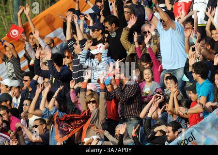 27. April 2013 - Tunis, Tunesien - sehr große Präsenz des Publikums beim Finale des Internationalen Tennisturniers in Tunis. Tunesier Ons Jabeur gewann das Internationale Tennisturnier „Nana Trophy Tour“ mit 25.000 Dollar, indem er leicht gegen die Spanierin Sara Sorribes Tormo (Weltklassifikation 542) mit 6-3,6-2 im Finale gewann, gespielt im Tennisclub Tunis. (Bild: © Chokri Mahjoub/ZUMAPRESS.com) Stockfoto