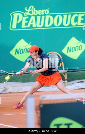 27. April 2013 - Tunis, Tunesien - Ons Jabeur (tun) im Finale des Internationalen Tennis-Turniers in Tunis. Tunesier Ons Jabeur gewann das Internationale Tennis-Turnier „Nana Trophy Tour“ mit 25.000 Dollar, indem er leicht gegen die Spanierin Sara Sorribes Tormo (Weltklassifikation 542) mit 6-3,6-2 gewann. (Bild: © Chokri Mahjoub/ZUMAPRESS.com) Stockfoto