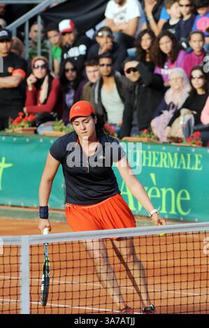 27. April 2013 - Tunis, Tunesien - Ons Jabeur (tun) im Finale des Internationalen Tennis-Turniers in Tunis. Tunesier Ons Jabeur gewann das Internationale Tennis-Turnier „Nana Trophy Tour“ mit 25.000 Dollar, indem er leicht gegen die Spanierin Sara Sorribes Tormo (Weltklassifikation 542) mit 6-3,6-2 gewann. (Bild: © Chokri Mahjoub/ZUMAPRESS.com) Stockfoto