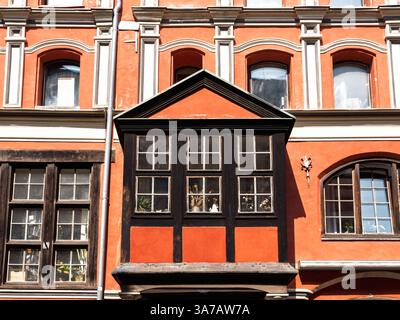 Großes Fachwerk-Erkerfenster auf historischem Backsteingebäude an der Badenstraße in der Hansestadt Stralsund, Mecklenburg-Vorpommern Stockfoto