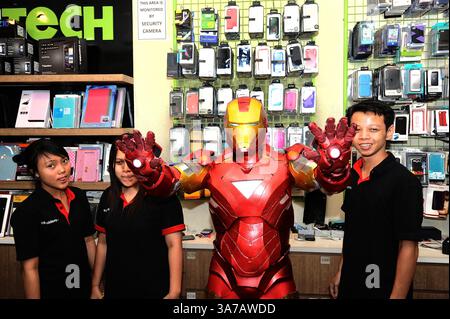 28. April 2013: Surabaya, Indonesien - Eine Nachbildung des amerikanischen Superhelden Iron man, in Aktion, um Besucher zu unterhalten Plaza Marina, Gadgets und Elektronik-Einkaufszentrum in Surabaya. Iron man 3 boomt in Indonesien, fast in jeder Show, Hunderte von Zuschauern, vor allem Kinder, die den Film anschauen. (Bild: © Robertus Pudyanto/ZUMAPRESS.com) Stockfoto