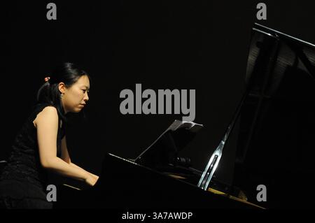 28. April 2013: Surabaya, Indonesien: Kanako Inoue, japanischer Pianist, Konzerttitel Around the World, in Zusammenarbeit mit Pieternel Berkers (niederländisches Akkordeon) und Bernadeta Astari (indonesischer Solist) im CAK Durasim Building. (Bild: © Robertus Pudyanto/ZUMAPRESS.com) Stockfoto