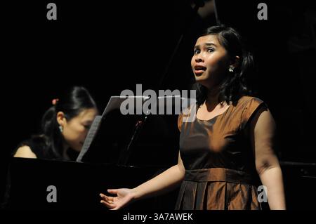 28. April 2013: Surabaya, Indonesien: Bernadeta Astari (indonesische Solistin) spielt im Konzerttitel Around the World mit klassischer Musik, Duett mit Kanako Inoue (japanischer Pianist) im CAK Durasim Building. (Bild: © Robertus Pudyanto/ZUMAPRESS.com) Stockfoto