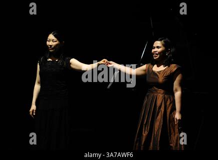 28. April 2013: Surabaya, Indonesien: Bernadeta Astari (indonesische Solistin) tritt in klassischer Musik auf und arbeitet mit Kanako Inoue (japanischer Pianist) im CAK Durasim Building zusammen. (Bild: © Robertus Pudyanto/ZUMAPRESS.com) Stockfoto