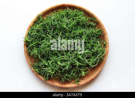 Ein Holztablett gefüllt mit Sommerkartoffeln. Stockfoto
