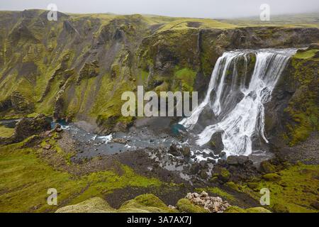 Fagrifoss Wasserfall. Moosige Felsenlandschaft in Lakagigar. Wahrzeichen Islands Stockfoto