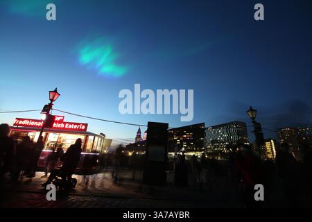 Simulierte Aurora Borealis-Lichtshow des Künstlers Dan Acher am Royal Albert Dock, Liverpool, mit farbenfrohen Himmelsprojektionen aus Rauch und Lasern. Stockfoto
