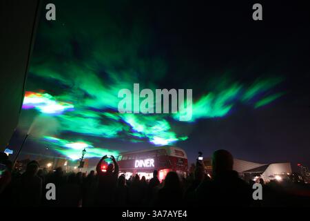 Simulierte Aurora Borealis-Lichtshow des Künstlers Dan Acher am Royal Albert Dock, Liverpool, mit farbenfrohen Himmelsprojektionen aus Rauch und Lasern. Stockfoto