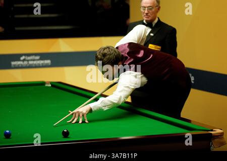 30. April 2013 - 30.04.2013 - SHEFFIELD, ENGLAND - RICKY WALDEN im Viertelfinale der Betfair World Snooker Championship am 30. April 2013 im Crucible Theatre in Sheffield, England. (Bild: © Michael Cullen/ZUMAPRESS.com) Stockfoto