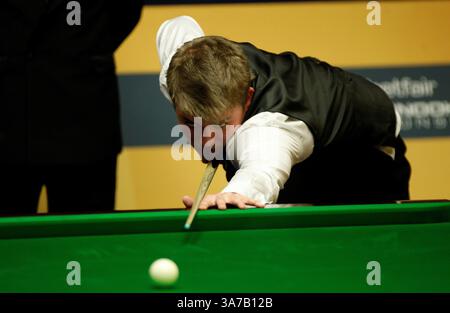 30. April 2013 - 30.04.2013 - SHEFFIELD, ENGLAND - MICHAEL WHITE im Kampf gegen RICKY WALDEN während des Viertelfinals der Betfair World Snooker Championship am 30. April 2013 im Crucible Theatre in Sheffield, England. (Bild: © Michael Cullen/ZUMAPRESS.com) Stockfoto