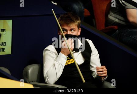 30. April 2013 - 30.04.2013 - SHEFFIELD, ENGLAND - MICHAEL WHITE im Kampf gegen RICKY WALDEN während des Viertelfinals der Betfair World Snooker Championship am 30. April 2013 im Crucible Theatre in Sheffield, England. (Bild: © Michael Cullen/ZUMAPRESS.com) Stockfoto