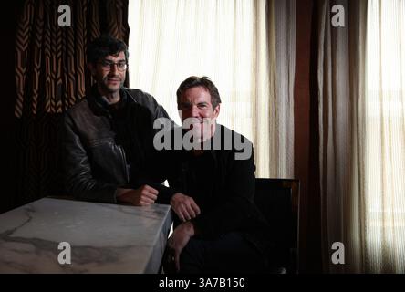 9. April 2013 – Chicago, IL, USA – USA – Schauspieler Dennis Quaid, Right und Regisseur von „at Any Price“, Ramin Bahrani posiert für Porträt in Bernard's Bar im Waldorf Astoria Hotel, 9. April 2013 in Chicago, Illinois. (Kreditbild: © Abel Uribe/MCT/ZUMAPRESS.com) Stockfoto