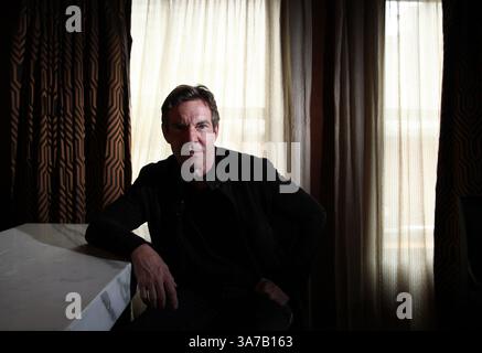 9. April 2013 – Chicago, IL, USA – USA – Schauspieler Dennis Quaid posiert für Porträt in Bernard's Bar im Waldorf Astoria Hotel, 9. April 2013 in Chicago, Illinois. (Kreditbild: © Abel Uribe/MCT/ZUMAPRESS.com) Stockfoto