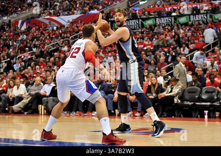 April 30, 2013 Los Angeles, CA. Memphis Grizzlies Center Marc Gasol #33 will den Ball passieren, als Los Angeles Clippers Stürmer Blake Griffin #32 im dritten Quartal des NBA Basketball Playoff-Spiels 5 zwischen den Memphis Grizzlies und den Los Angeles Clippers im Staples Center in Los Angeles, Kalifornien verteidigt. Die Memphis Grizzlies besiegen die Los Angeles Clippers 103-93.Louis Lopez/CSM(Bild: © Louis Lopez/Cal Sport Media/ZUMAPRESS.com) Stockfoto