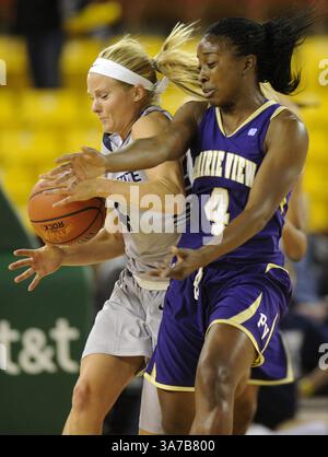20. November 2012: Anchorage, AK, USA: Devyn Christensen im US-Bundesstaat Utah, links, und LaReahn Washington in Prairie View kollidieren. Utah State spielte Prairie View A&M und eröffnete am Dienstag, den 20. November 2012 das Great Alaska Shootout der Frauen in Anchorage, Alaska. (Kreditbild: © Marc Lester/MCT/ZUMAPRESS.com) Stockfoto