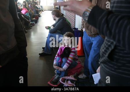 21. November 2012 – Raleigh, NC, USA – Marissa Zendzan, 7, aus Raleigh, North Carolina, wartet mit ihrem Vater am Mittwoch, 21. November 2012 auf einen Amtrak-Zug. Der Amtrak-Bahnhof in Raleigh war mit Reisenden überlastet, die sich auf die jährliche Thanksgiving-Migration machten. Das Paar war auf dem Weg nach Maryland, um ihre Familienmitglieder zu sehen. (Bild: © Takaaki Iwabu/MCT/ZUMAPRESS.com) Stockfoto
