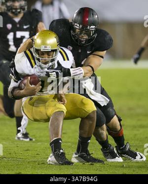 30. November 2012: Stanford, CA, USA – UCLA-Quarterback Brett Hundley, links, wird am Freitag, den 30. November 2012, im Stanford Stadium in Stanford, Kalifornien, von Stanfords Shane Skov angegriffen. (Abbildung: © John Green/MCT/ZUMAPRESS.com) Stockfoto