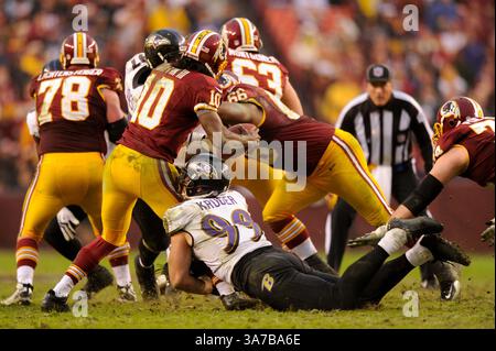 09. DEZEMBER 2012: Baltimore Ravens Outside Linebacker Paul Kruger (99) entführt Washington Redskins Quarterback Robert Griffin III (10) beim Matchup zwischen den Baltimore Ravens und den Washington Redskins im FedEx Field in Landover, MD. (Bild: © John Middlebrook/Cal Sport Media/ZUMAPRESS.com) Stockfoto